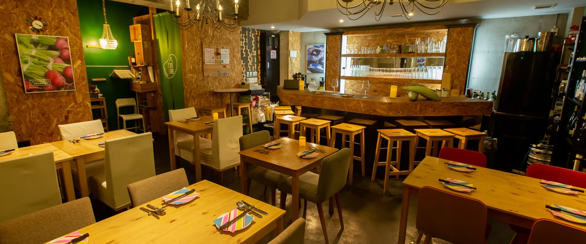 テーブル席とカウンター席が見える飲食店の店内